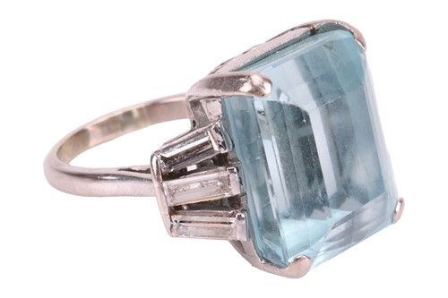 Lot 155 - An Art Deco style aquamarine and diamond-set...
