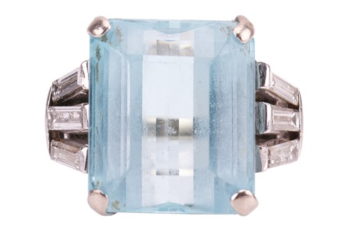 Lot 155 - An Art Deco style aquamarine and diamond-set...