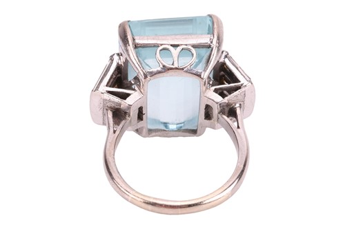 Lot 155 - An Art Deco style aquamarine and diamond-set...
