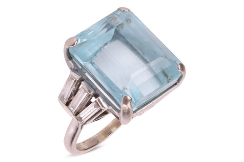 Lot 155 - An Art Deco style aquamarine and diamond-set...