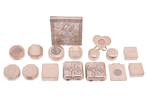 Lot 424 - An agglomeration of small, mostly 20th-century...