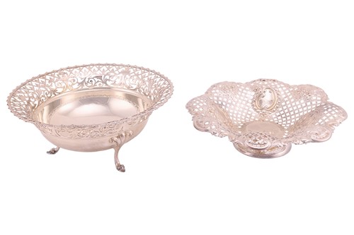 Lot 419 - An Edwardian pierced silver circular fruit...