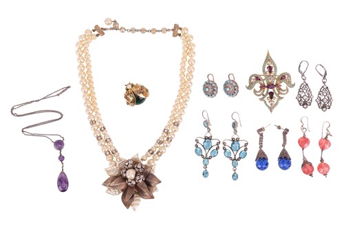 Lot 16 - A collection of costume jewellery, comprising...