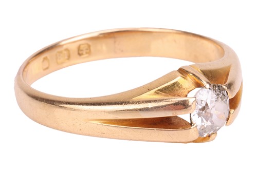 Lot 24 - An early 20th century diamond ring, the...