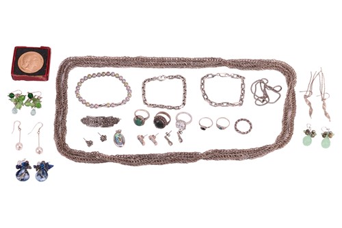 Lot 52 - A mixed group of items, the majority jewellery,...