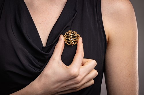 Lot 58 - An abstract brooch in 9ct yellow gold, the...