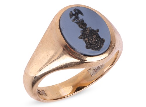 Lot 22 - An agate intaglio signet ring, composed of an...