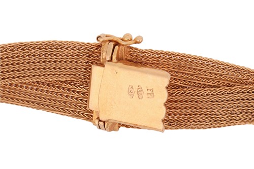 Lot 81 - A mesh link necklace, of loosely twisted...