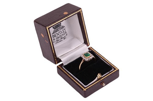 Lot 19 - An emerald and diamond cluster ring,...