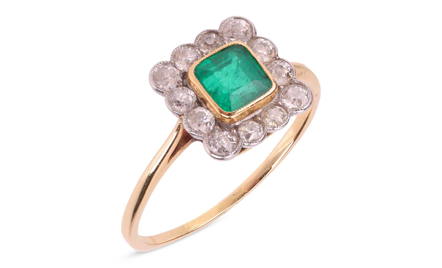 Lot 19 - An emerald and diamond cluster ring,...