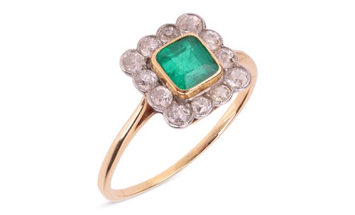 Lot 19 - An emerald and diamond cluster ring,...
