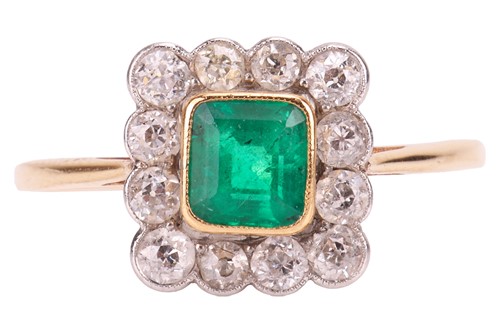 Lot 19 - An emerald and diamond cluster ring,...