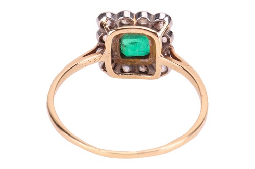 Lot 19 - An emerald and diamond cluster ring,...