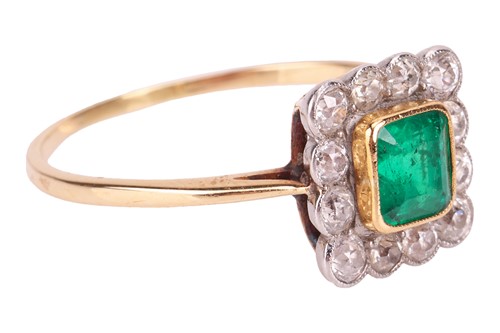 Lot 19 - An emerald and diamond cluster ring,...