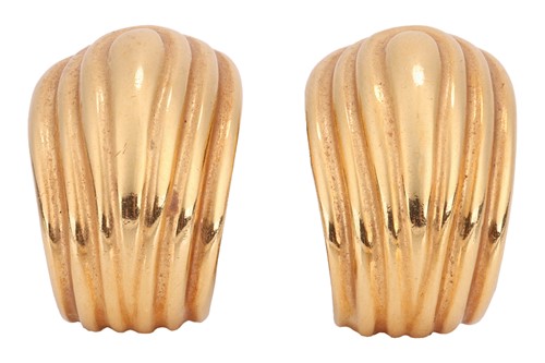 Lot 66 - A pair of hoop earrings of ribbed design,...