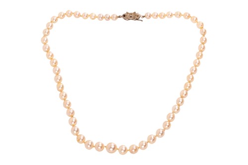 Lot 34 - An early 20th century single-strand cultured...