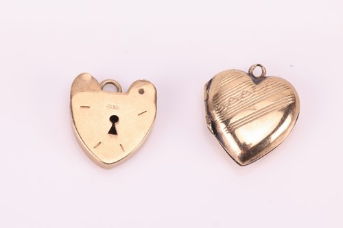 Lot 25 - A small mixed group of jewellery items, some...