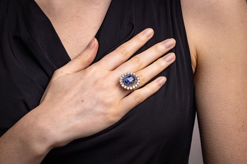 Lot 100 - An unheated Ceylon sapphire and diamond...
