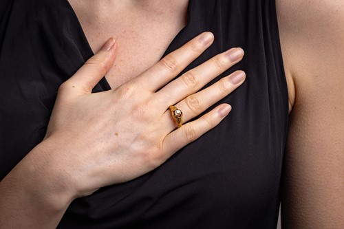 Lot 28 - An early 20th-century diamond-set ring, with...