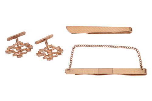 Lot 64 - A small group of gentlemans' jewellery items...