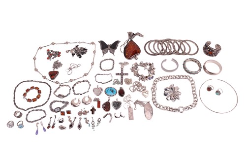 Lot 46 - A group of white metal costume jewellery to...