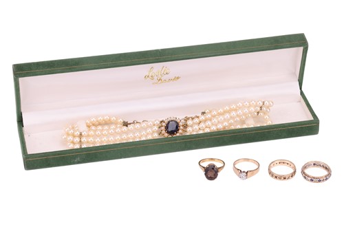 Lot 34 - A small group of jewellery items comprising an...