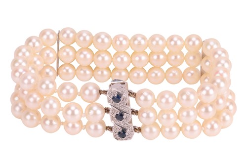 Lot 135 - A triple-row cultured pearl bracelet, the...