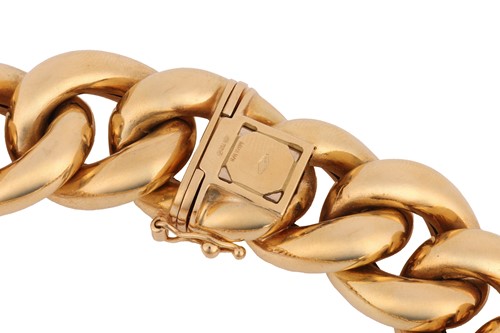 Lot 68 - Mappin & Webb - an 18ct yellow gold graduated...