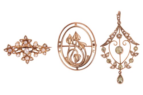 Lot 21 - A small group of jewellery items comprising an...