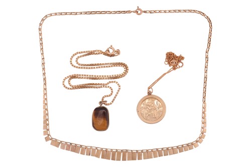 Lot 55 - A tiger’s eye pendant, to a 9ct yellow gold...