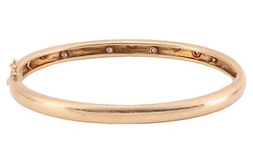 Lot 122 - A diamond-set hinged bangle, the front...