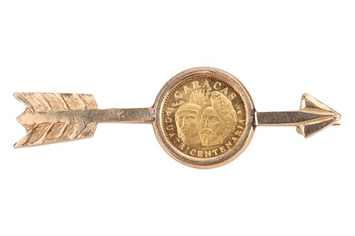Lot A bar brooch in the form of an arrow,...