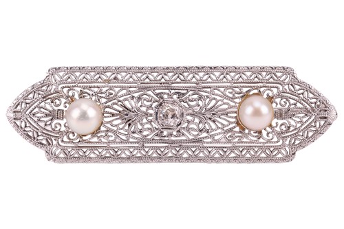 Lot An American Art Deco filigree bar brooch set...