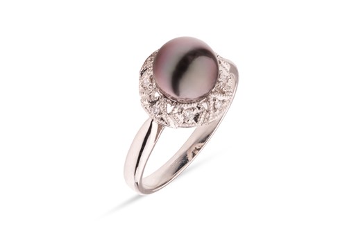 Lot 233 - A Tahitian cultured pearl ring, the central...