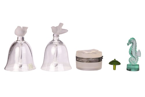 Lot 184 - A Lalique France Daphne pattern circular...