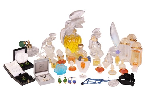 Lot 181 - A large collection of Lalique crystal glass...