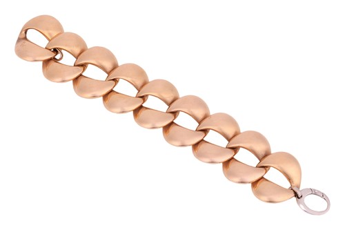 Lot A wide curb link bracelet, comprising a series...