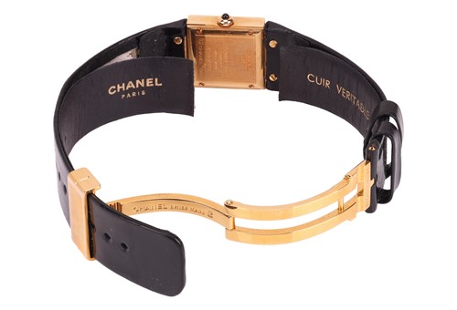 Lot Chanel – A Matelassé Wristwatch Serial:...