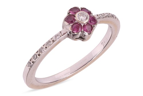 Lot 77 - A gem-set daisy ring, composed of a central...