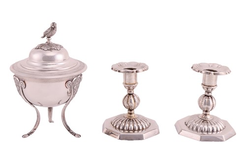 Lot 256 - A sugar bowl with cover and a pair of dwarf...