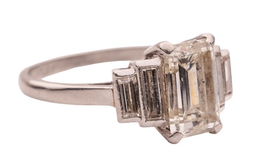 Lot 28 - An Art Deco diamond dress ring, with an...