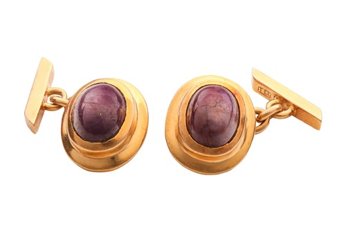 Lot 98 - A pair of star ruby cufflinks, the oval...