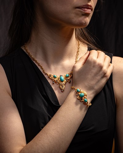 Lot An 18ct gold necklace and bracelet suite set...