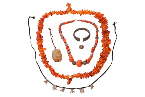 Lot 124 - A mixed group of jewellery items comprising an...