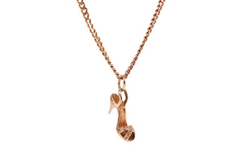 Lot 111 - A 9ct gold stiletto pendant on chain, modelled...