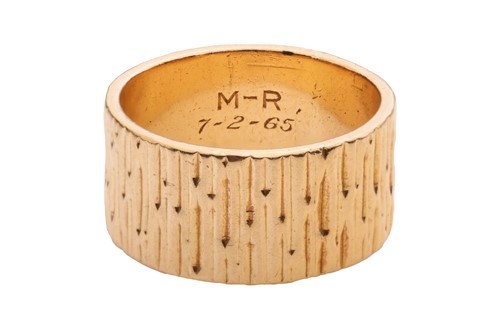 Lot Cartier - a textured ring band in 18ct yellow...