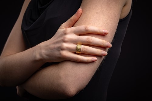 Lot Cartier - a textured ring band in 18ct yellow...