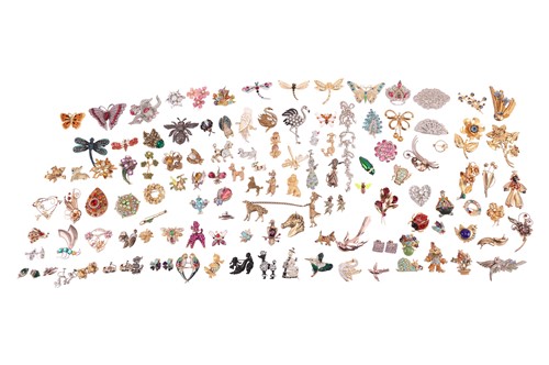 Lot 87 - A large quantity of costume jewellery brooches,...
