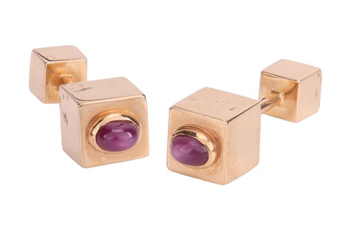 Lot 134 - A pair of star ruby cufflinks, of barbell form,...