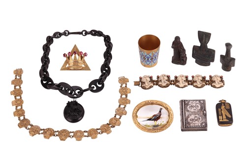 Lot 66 - A small collection of jewellery items and...